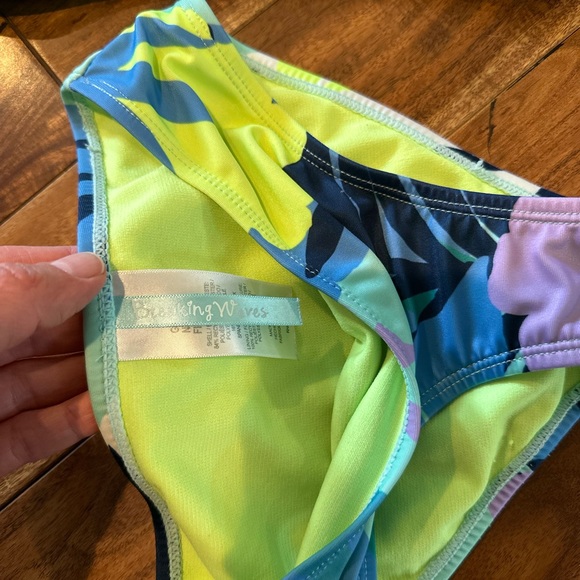 Breaking waves bright color two piece swim suit size 7 Scheel’s - Picture 2 of 4